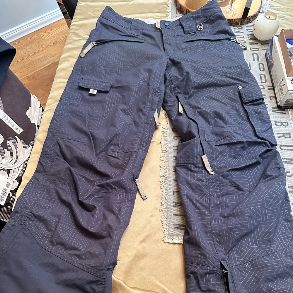 Arson snowboard pants ladies size small.  Navy color with a slight pattern.
